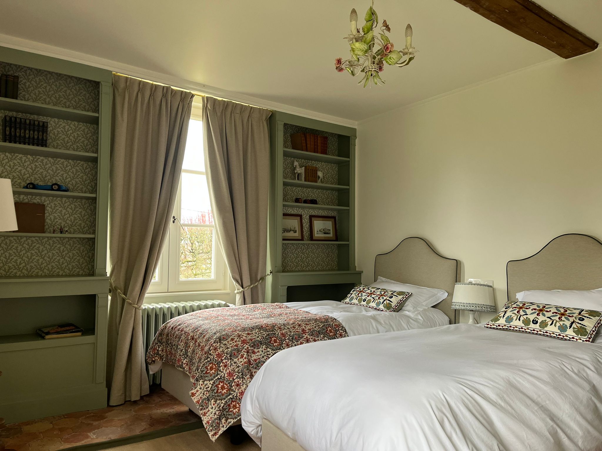 Chambre twin bibliothèques sauge — Prieuré Saint-Bû