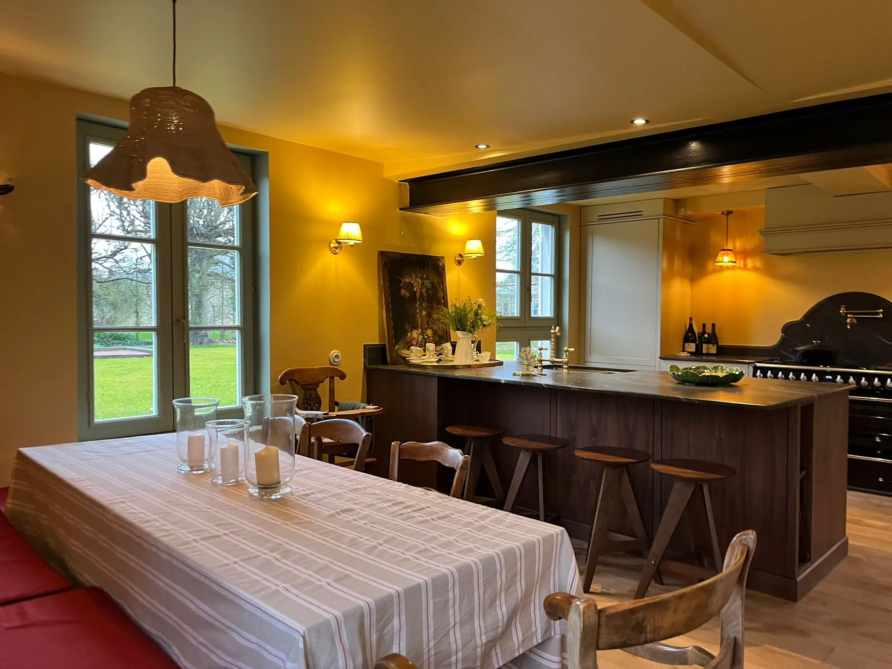 La grande table dressée pour le brunch du dimanche