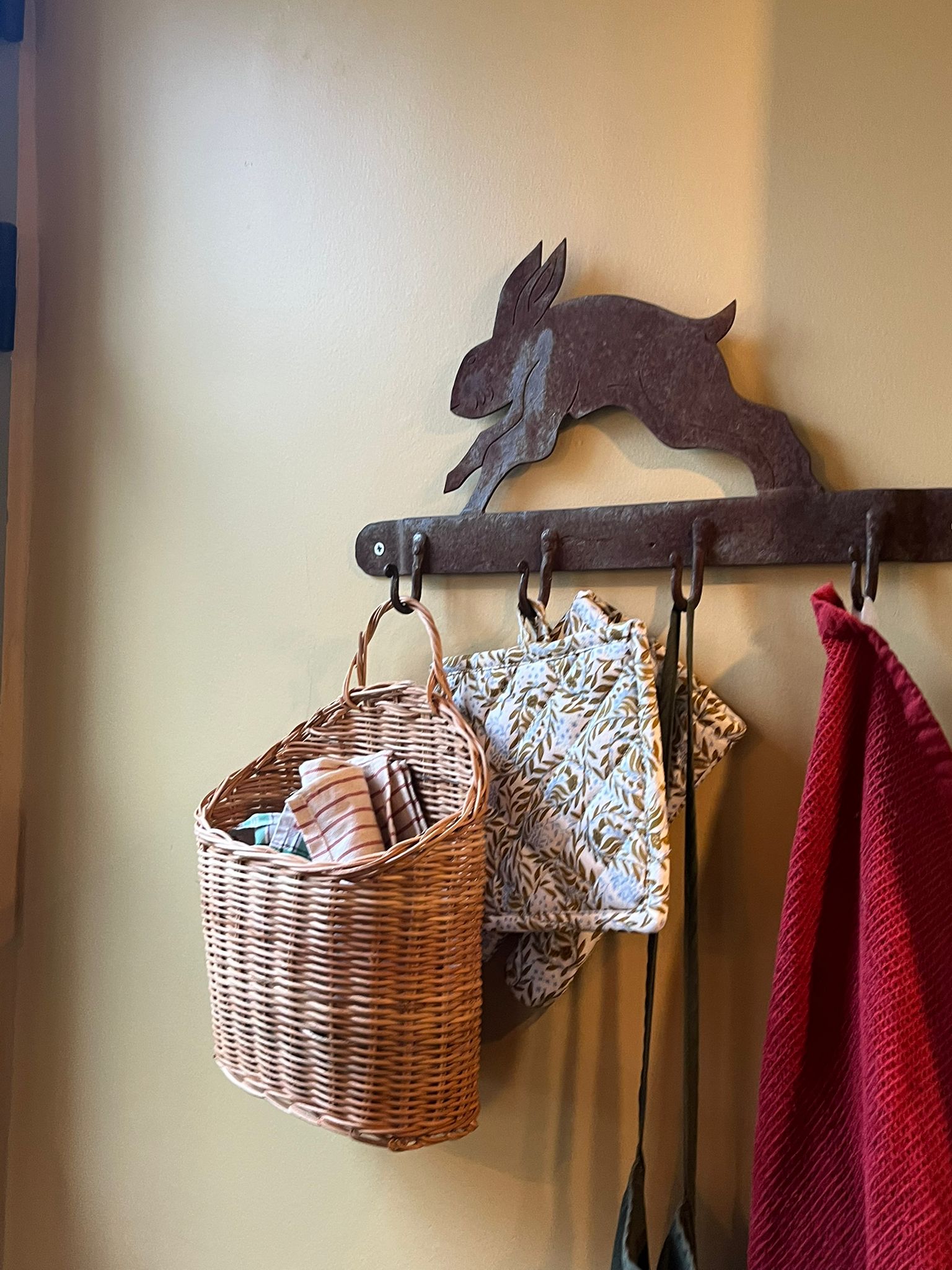 Lièvre fer forgé · paniers osier