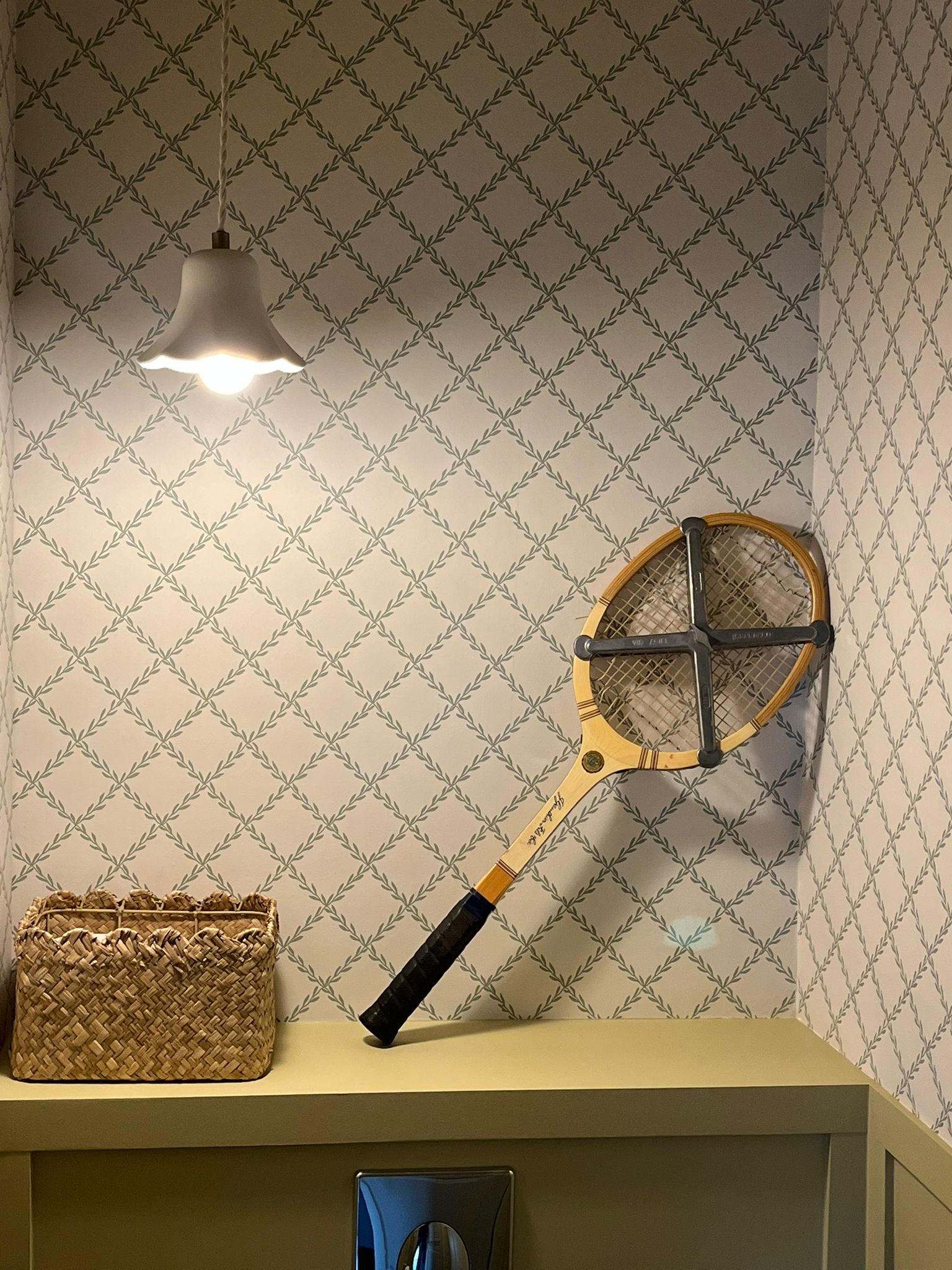 Raquette Dunlop vintage · papier peint treillis