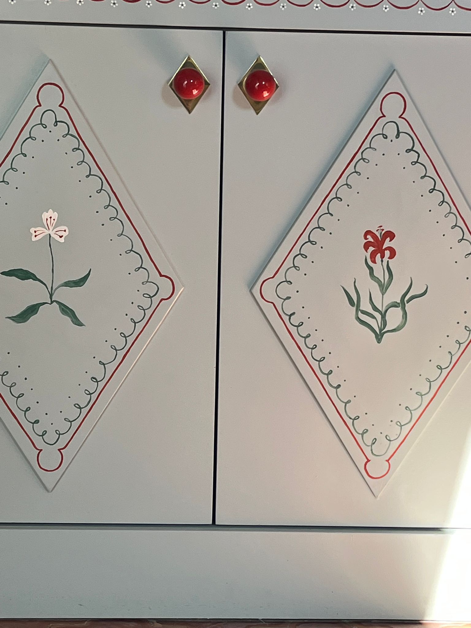 Meuble peint à la main · losanges & fleurs