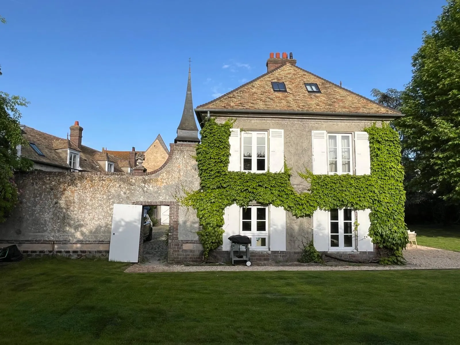 Off-site CODIR à 45 min de Paris — Le Prieuré Saint-Bû, pignon de l'annexe et clocher de l'église de Bû
