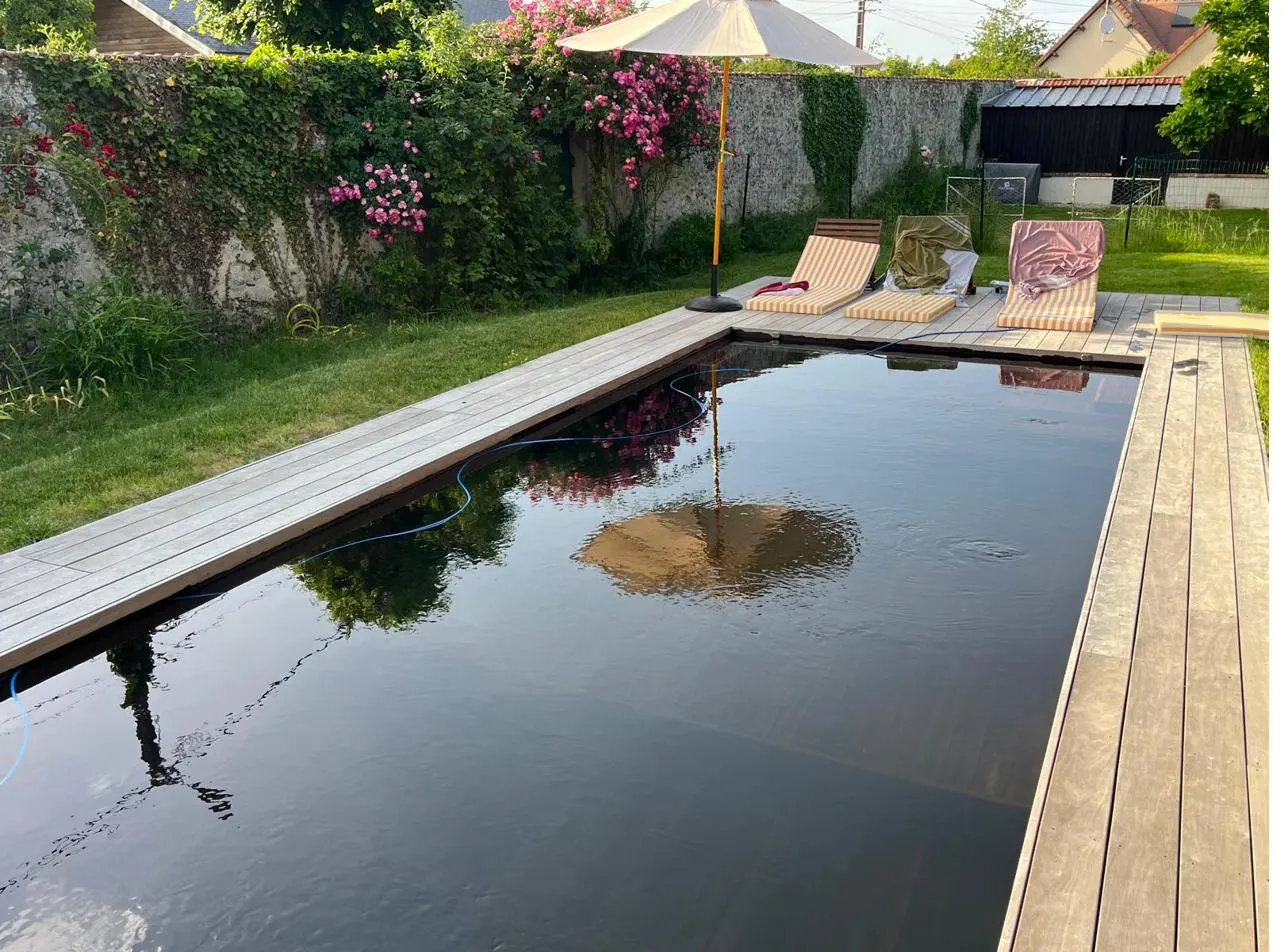 Piscine, transats rayés et rosiers en fleurs — Prieuré Saint-Bû