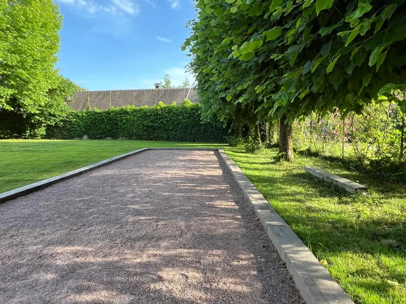 Piste de pétanque sous l'allée de tilleuls du Prieuré Saint-Bû
