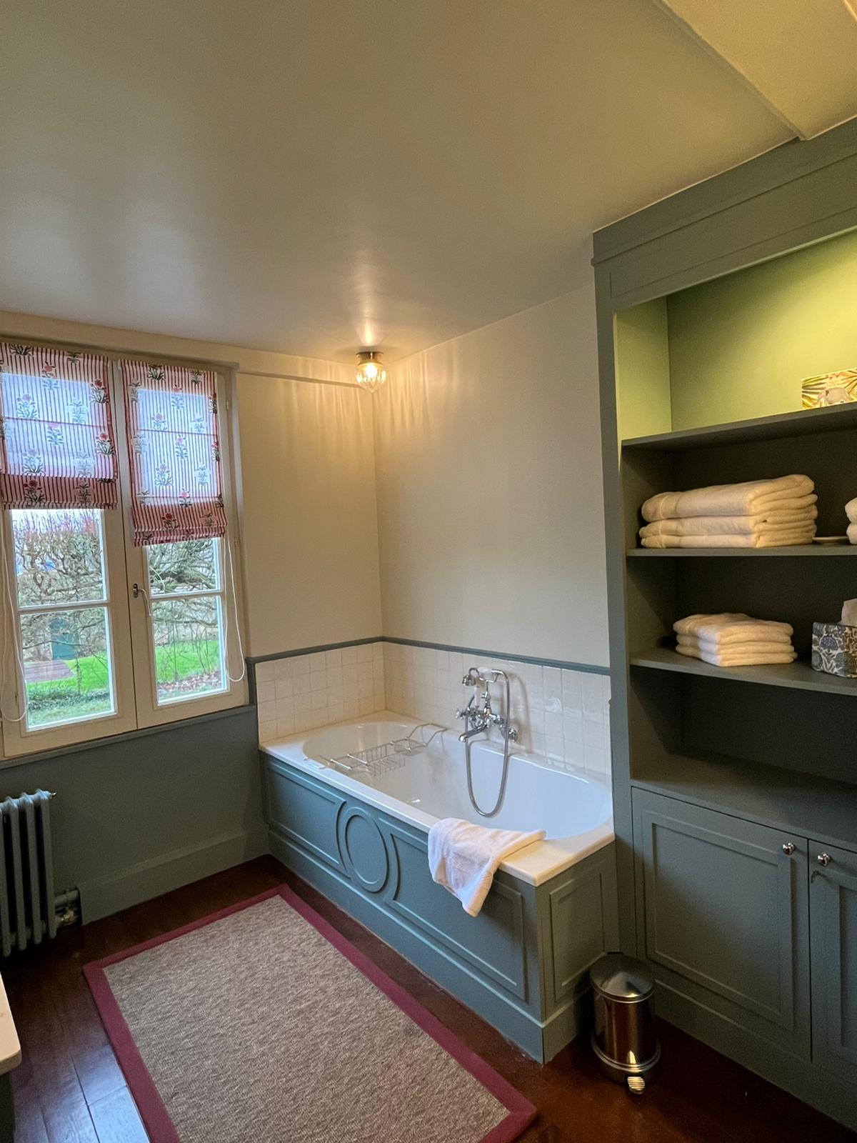 Salle de bain baignoire sauge — Prieuré Saint-Bû