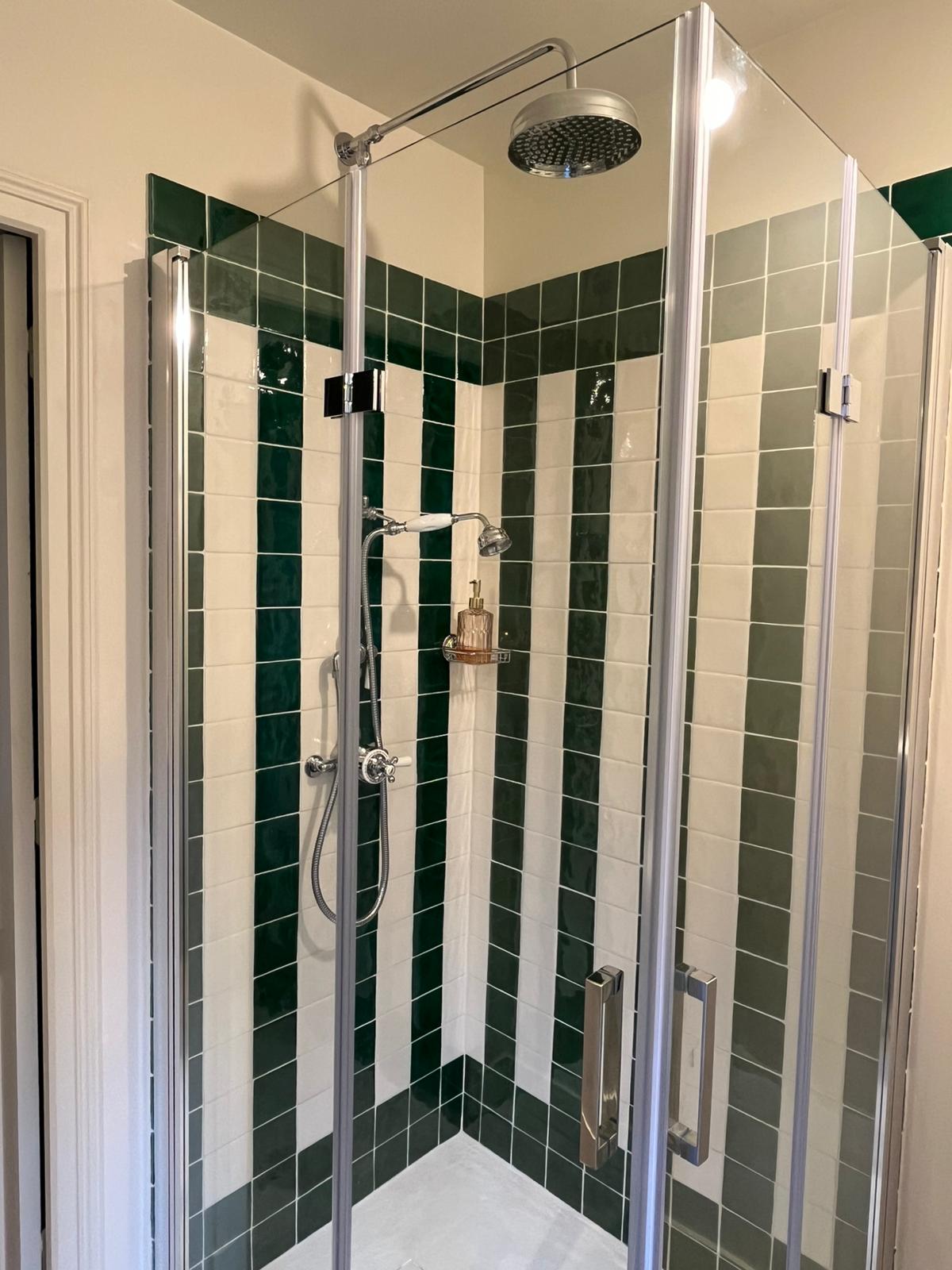 Douche carreaux vert & blanc · pommeau vintage