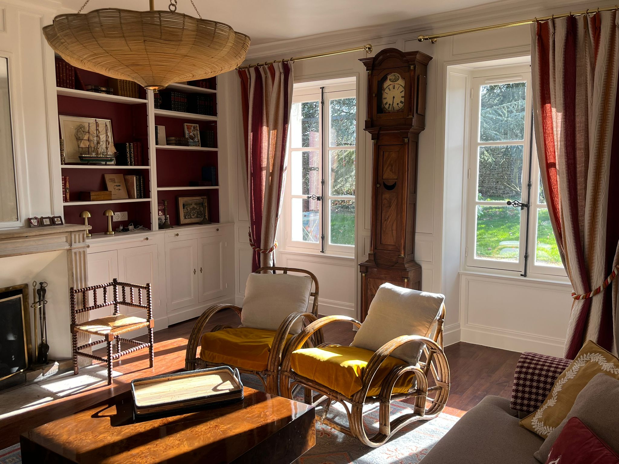 Grand salon horloge comtoise — Prieuré Saint-Bû