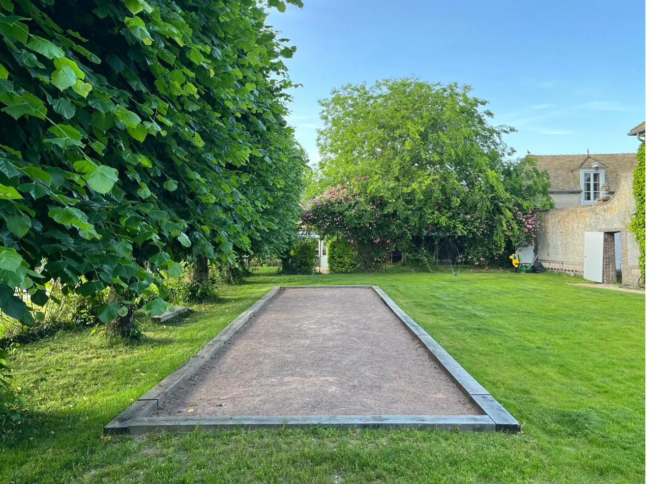 Annexe et terrain de pétanque — Prieuré Saint-Bû